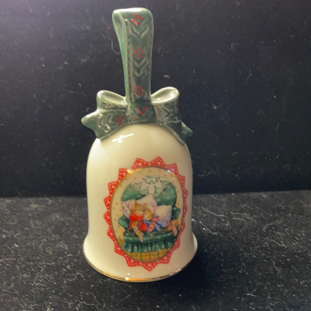 Avon Vintage (1990) Christmas Ceramic Bell Collectible